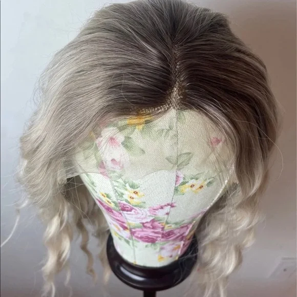 - 💫 18” PLATINUM BLONDE BROWN ROOTS WAVY LACE FRONT WIG * NEW*